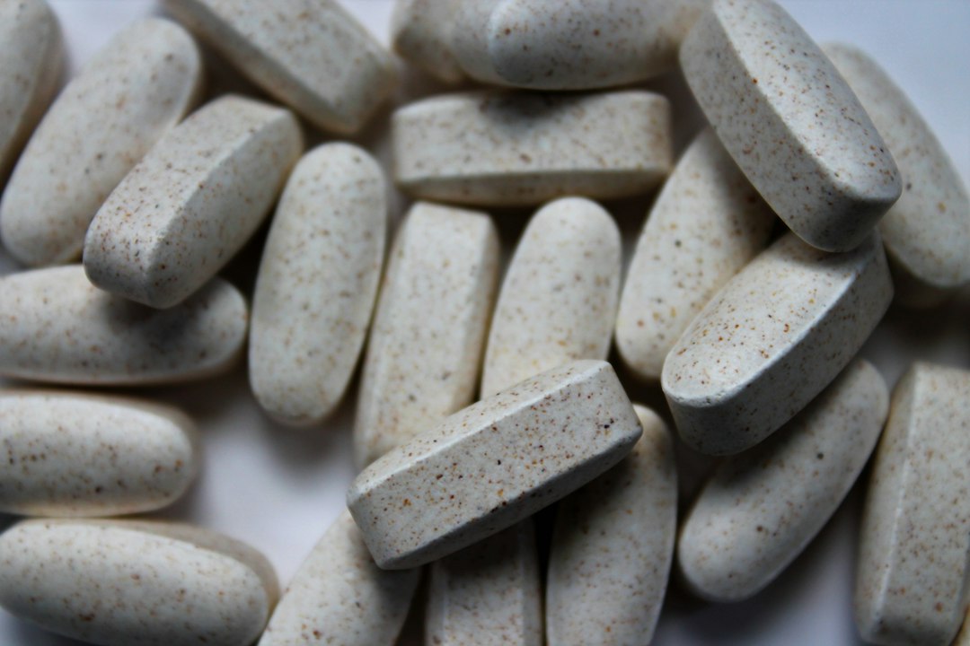 Visual illustration for probiotic pills vs powder